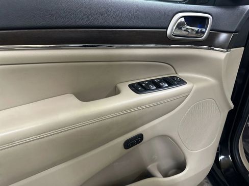 Used 2017 Jeep Grand Cherokee Limited image 15