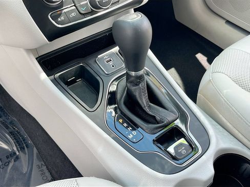 Used 2019 Jeep Cherokee Limited FWD image 17