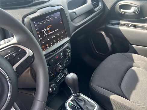 Used 2023 Jeep Renegade Latitude AWD/4WD image 11