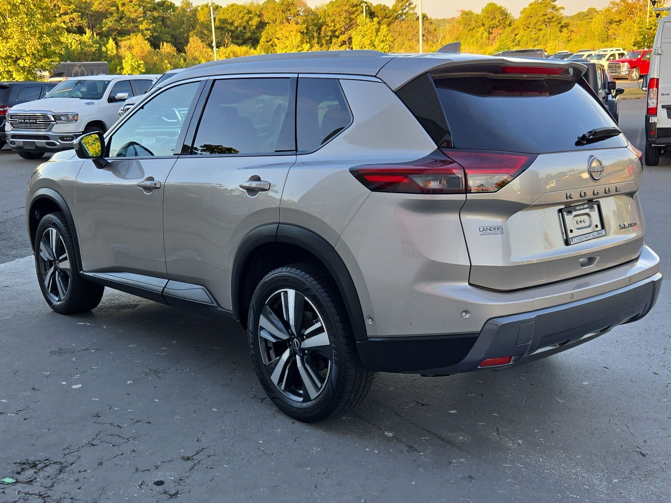 Used 2024 Nissan Rogue SL AWD/4WD image 5
