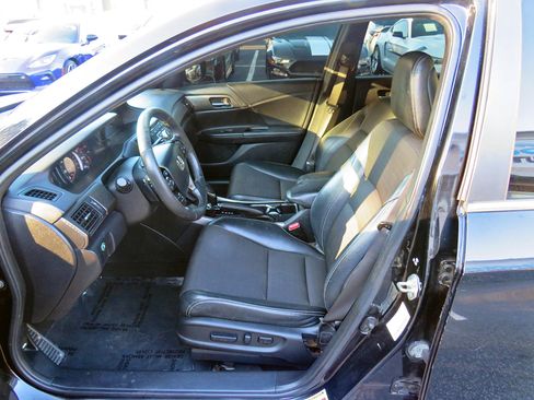 Used 2017 Honda Accord Sport image 11