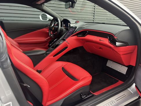 Used 2022 Ferrari Roma RWD image 10