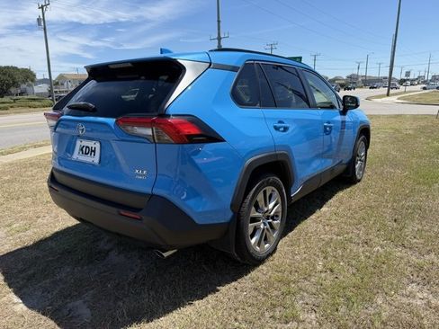 Used 2020 Toyota RAV4 XLE Premium image 7