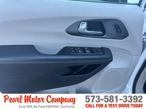 Used 2024 Chrysler Pacifica Touring-L FWD image 9