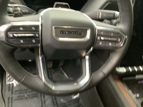 Used 2025 GMC Yukon Denali w/ Advanced Technology Package AWD/4WD image 17