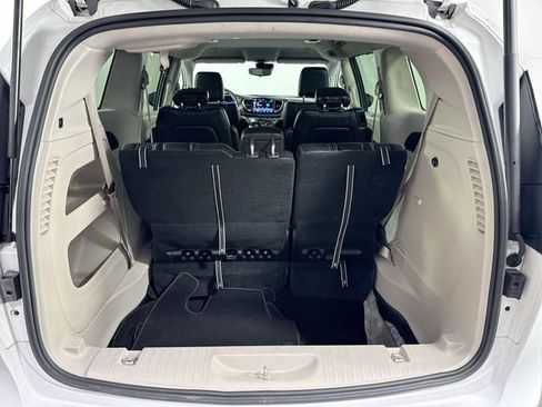 Used 2023 Chrysler Pacifica Touring-L FWD image 33