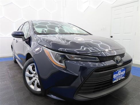 Used 2025 Toyota Corolla LE FWD image 2