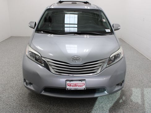 Used 2017 Toyota Sienna Limited FWD image 3