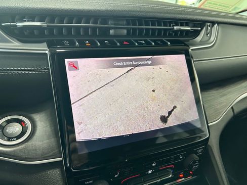 Used 2023 Jeep Grand Cherokee Limited image 19