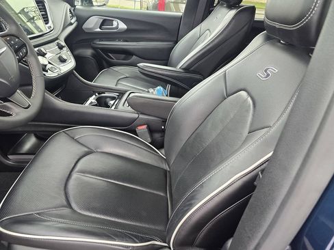 Used 2025 Chrysler Pacifica Limited FWD image 19