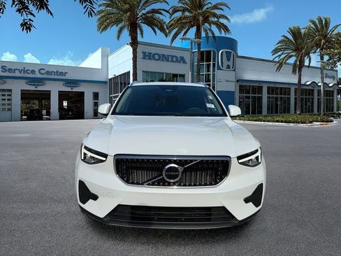 Used 2023 Volvo XC40 B4 Core w/ Convenience Package FWD image 3
