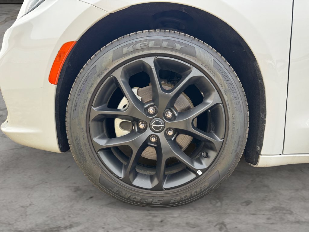 Used 2025 Chrysler Pacifica Limited FWD image 9