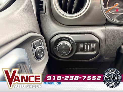 Used 2020 Jeep Gladiator Overland w/ Trailer Tow Package AWD/4WD image 31