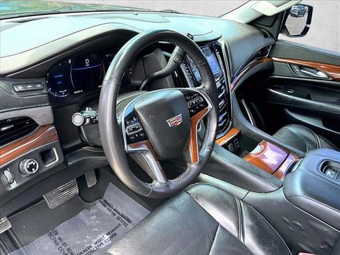 Used 2018 Cadillac Escalade Luxury RWD image 14