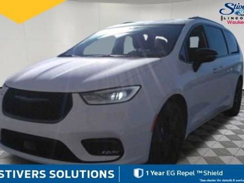 Used 2025 Chrysler Pacifica Limited image 3