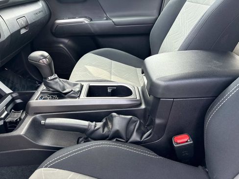 Used 2022 Toyota Tacoma TRD Off-Road image 15