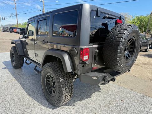 Used 2017 Jeep Wrangler Unlimited Rubicon w/ Connectivity Group AWD/4WD image 7
