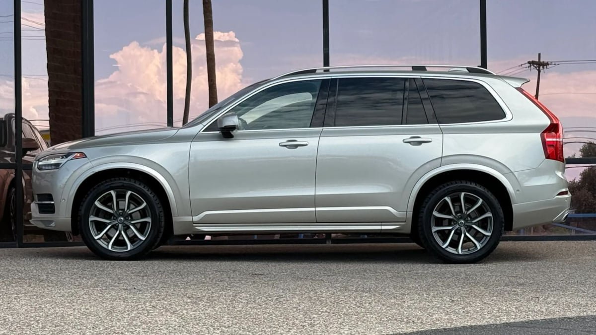 Used 2016 Volvo XC90 T6 Momentum w/ Momentum Plus Package AWD/4WD image 5
