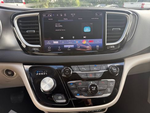 Used 2024 Chrysler Pacifica Touring-L FWD image 23