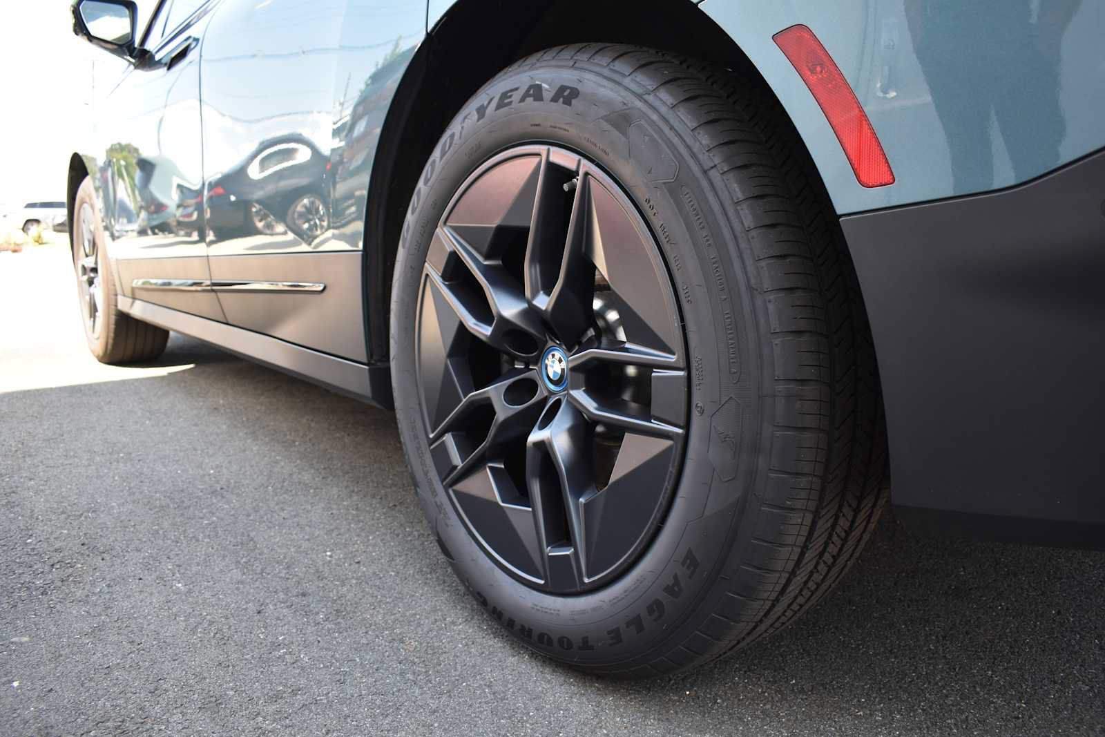 Used 2024 BMW iX xDrive50 AWD/4WD image 17