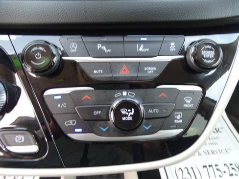 Used 2024 Chrysler Pacifica Touring-L FWD image 31