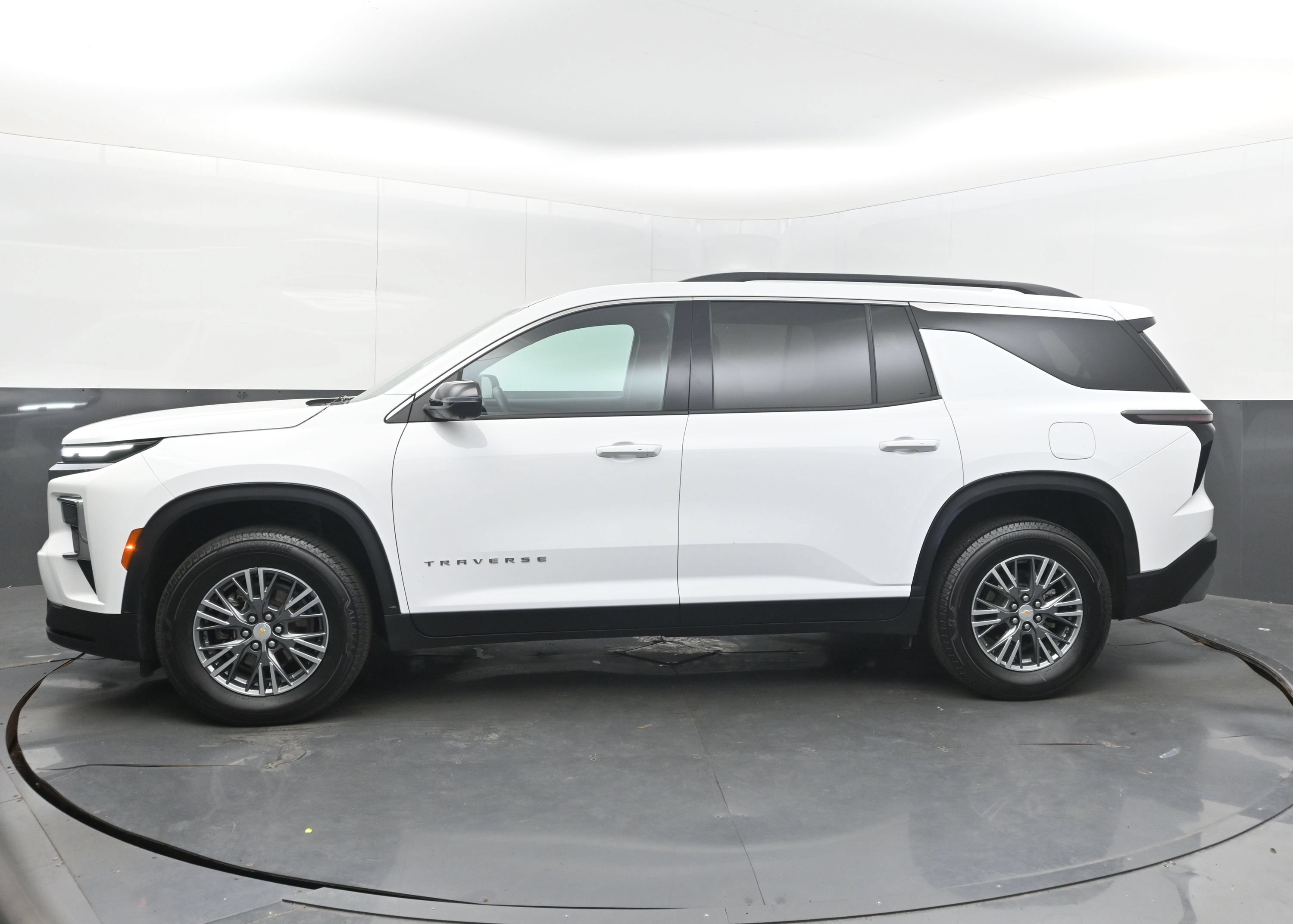 Certified 2026 Chevrolet Traverse LT w/ Driver Confidence Package FWD image 5