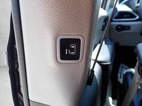 Used 2024 Chrysler Pacifica Touring-L FWD image 13