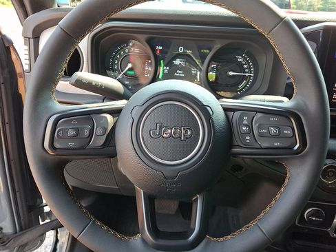 Used 2024 Jeep Wrangler Unlimited w/ Convenience Group AWD/4WD image 19