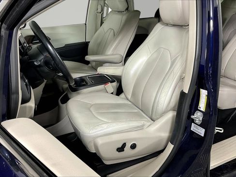Used 2018 Chrysler Pacifica Touring-L Plus w/ Advanced Safetytec Group FWD image 21