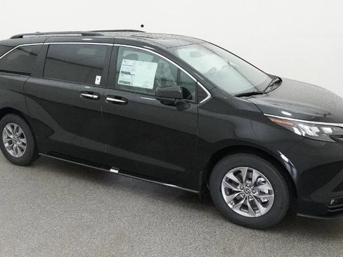 New 2026 Toyota Sienna XLE FWD image 2