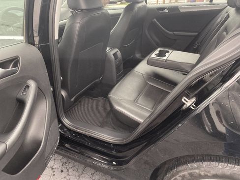 Used 2017 Volkswagen Jetta SE FWD image 8