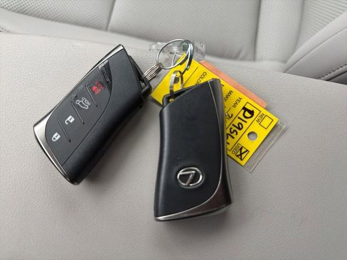 Used 2019 Lexus UX 200 FWD image 17