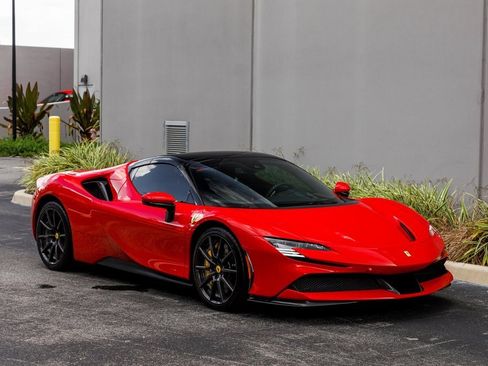 Used 2022 Ferrari SF90 Spider image 8