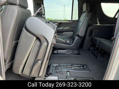 Certified 2025 Chevrolet Suburban Premier AWD/4WD image 5