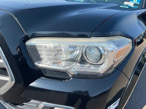 Used 2016 Toyota Tacoma Limited w/ Towing Package AWD/4WD image 10
