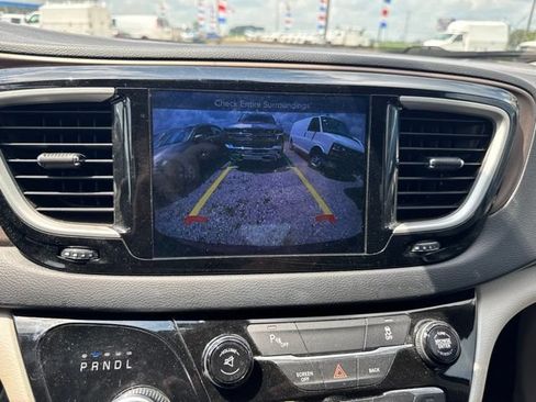 Used 2017 Chrysler Pacifica Touring FWD image 28