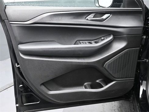 New 2025 Jeep Grand Cherokee Laredo X w/ Luxury Tech Group I image 11