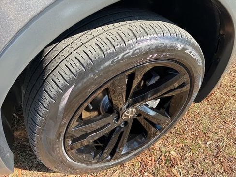 Used 2023 Volkswagen Tiguan SE R-Line image 16