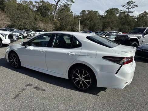 Used 2023 Toyota Camry SE image 4