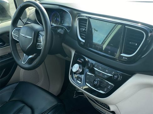 Used 2023 Chrysler Pacifica Touring-L image 39