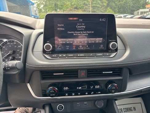 Used 2023 Nissan Rogue SV image 14