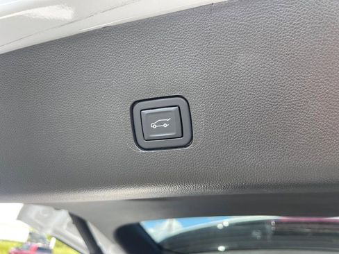 Used 2022 Chevrolet Traverse RS image 14