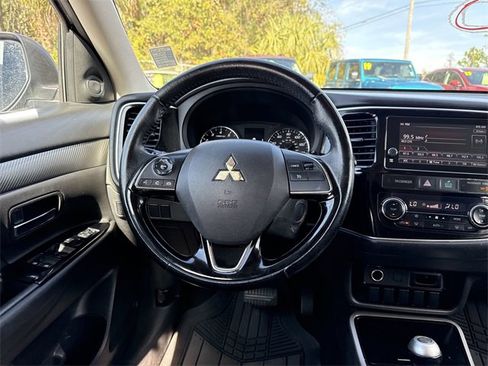 Used 2017 Mitsubishi Outlander SEL image 14