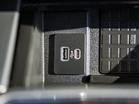 Certified 2022 Ford F450 Platinum w/ FX4 Off-Road Package image 32