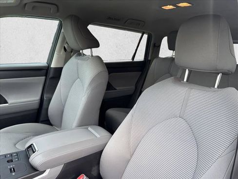 Used 2023 Toyota Highlander L FWD image 16