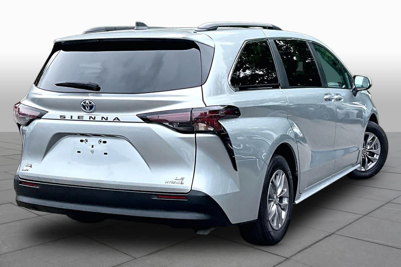 Used 2023 Toyota Sienna LE AWD/4WD image 13