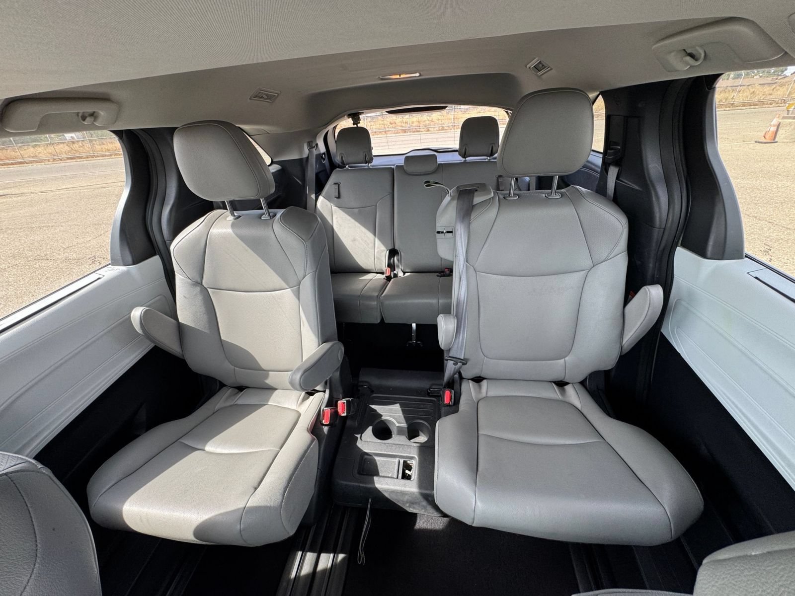 Used 2025 Toyota Sienna XLE FWD image 39