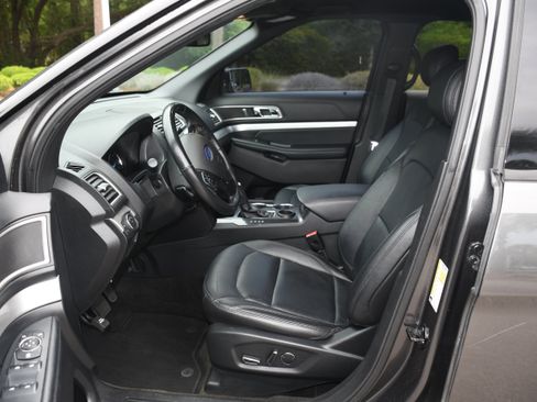 Used 2017 Ford Explorer XLT w/ Equipment Group 202A FWD image 7