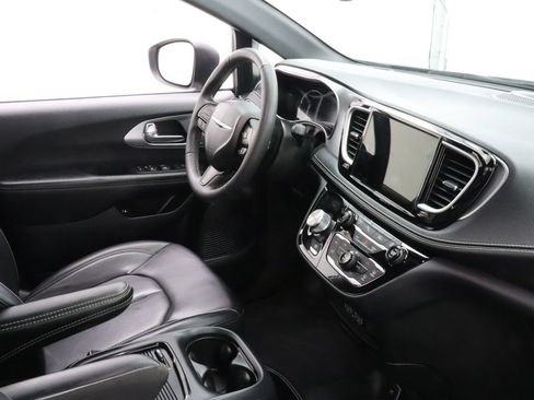 Used 2023 Chrysler Pacifica Touring-L w/ S Appearance Package FWD image 23