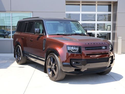 Used 2025 Land Rover Defender 130 X-Dynamic SE AWD/4WD image 3